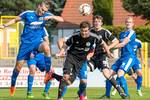 Im Hinspiel setzte sich Union Sandersdorf mit 2 zu 0 gegen Askania Bernburg (blau) durch. Timo Breitkopf (2.v.l.) schoss beide Tore..jpg