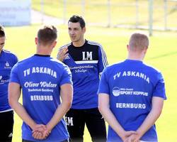 Lucian Mihu (Mitte) begrüßte am Montagabend 17 Spieler zu seiner ersten Einheit als Cheftrainer Askania Bernburgs