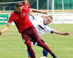 Offensivspieler Tom Fraus (weiß) kam im Sommer vom VfB Germania Halberstadt zu Askania Bernburg.