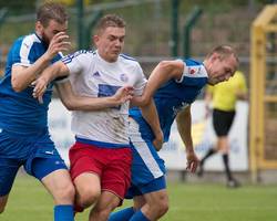 Jan Bauer (blau, l.) und Kevin Wolchke können den VfL-Angreifer nur regelwidrig stoppen - es war Bauers erste Gelbe Karte.